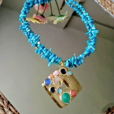 Mermaid Core: Canlı Mavi Dal Mercan ve Renkli Taşlı Etnik Madalyon Kolye